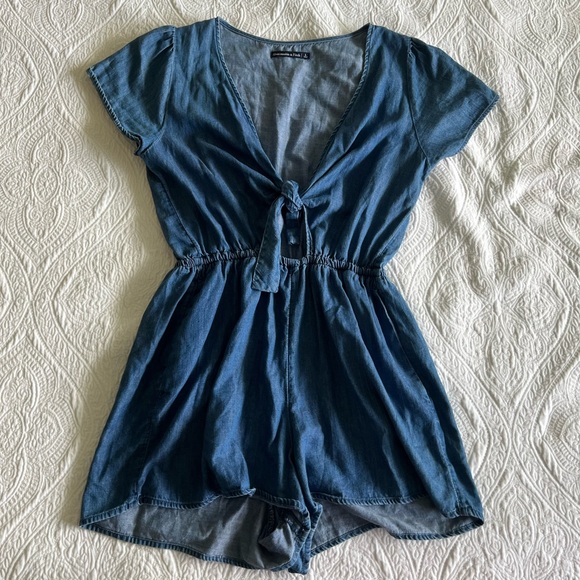 Abercrombie & Fitch Blue Chambray Tie Front Denim Romper - Picture 3 of 4